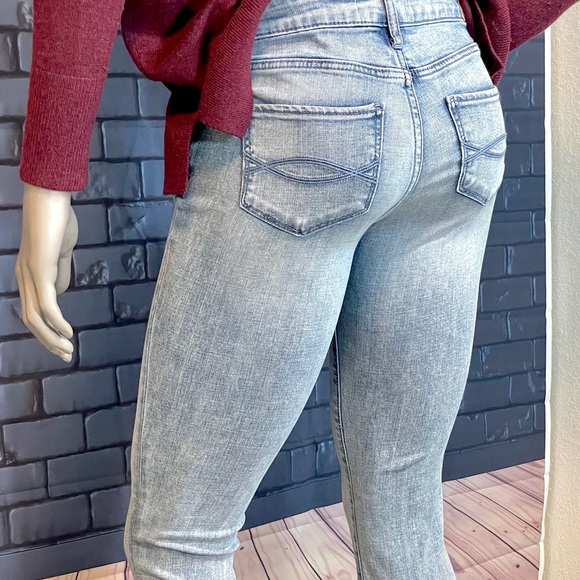Abercrombie and Fitch light wash, skinny jeans - Picture 2 of 9
